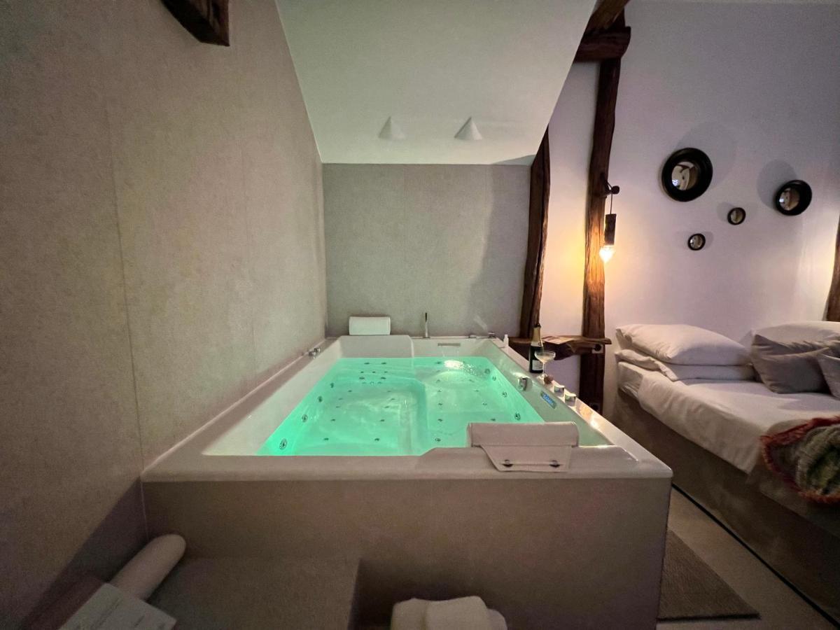 Tamarin & Capucin Suite Balneo Aubagne Exterior photo